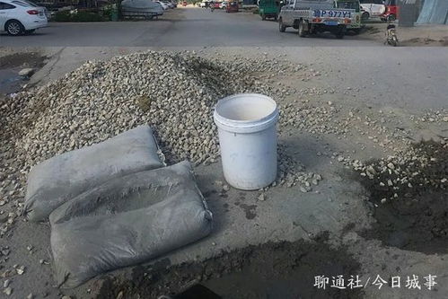 一脚坑洼一脚情 高唐小店老板的水泥填坑记