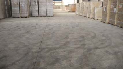 停车场水泥地面翻砂用什么材料处理?